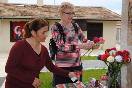 Manavgatlı kadınların el emeği göz nuru işleri, turistlerin ilgisini çekiyor