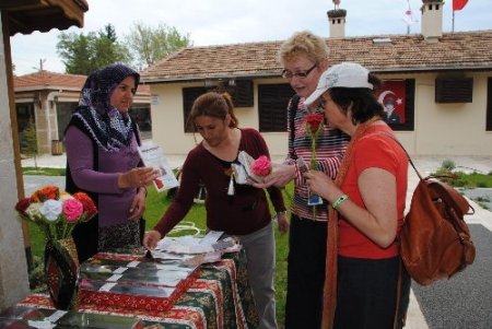 Manavgatlı kadınların el emeği göz nuru işleri, turistlerin ilgisini çekiyor