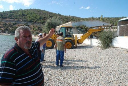 Menderes Belediyesi'nden Maydonoz Koyu'nda yıkım