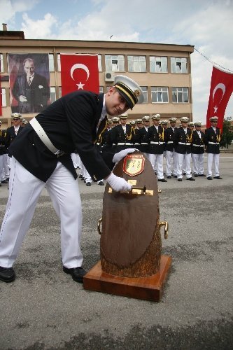 Mezuniyet sevinci sırasında havaya atılan komiser yardımcısı yere düştü