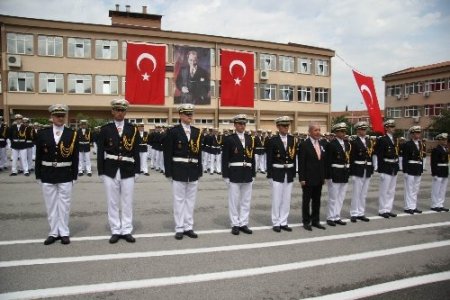 Mezuniyet sevinci sırasında havaya atılan komiser yardımcısı yere düştü