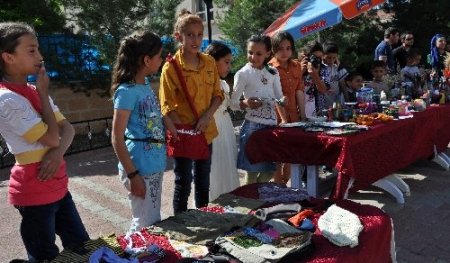 Midyat’ta köy okulunda okuyan öğrencilerinden örnek davranış