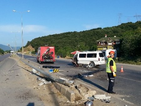 Minibüs aydınlatma direğine çarptı: 1 ölü, 1 yaralı