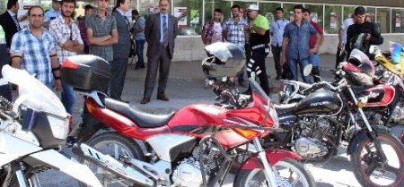 Motosiklet sürücülerine güvenli sürüş teknikleri anlatılıyor