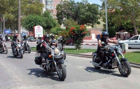 Motosikleti en yavaş kullanan kask ödülünü kaptı