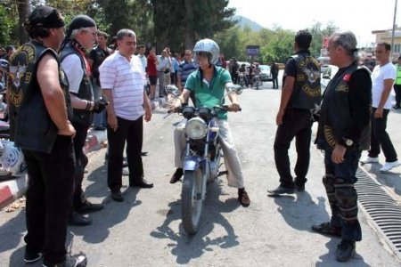 Motosikleti en yavaş kullanan kask ödülünü kaptı