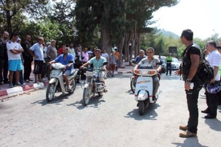 Motosikleti en yavaş kullanan kask ödülünü kaptı