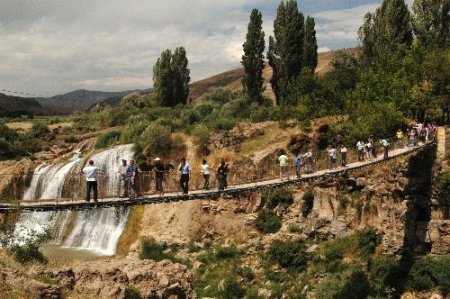 Muradiye Şelalesi turistlerin akınına uğruyor