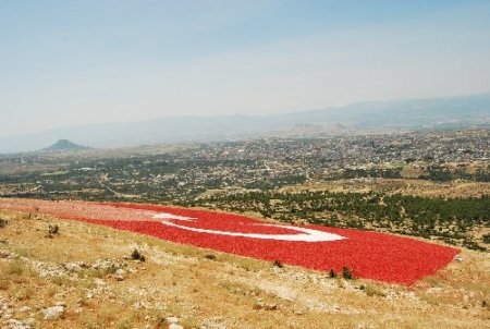 Mut'taki Türkiye'nin en büyük bayrağı boyanıyor