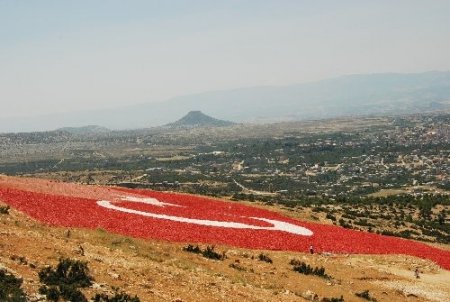 Mut'taki Türkiye'nin en büyük bayrağı boyanıyor