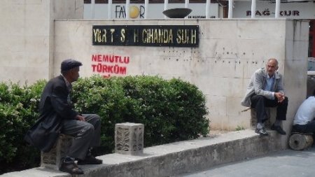 'Ne mutlu Türküm diyene' yazan şahıslar yakalandı