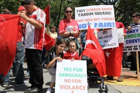 New York’taki Hukuk meydanından “Tayyip’i yedirmeyiz” gösterisi