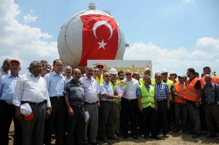 Nikel madeni çıkaracak dev kazan, köylüler tarafından çiçekle karşılandı