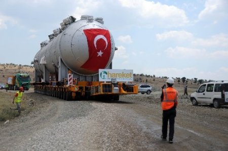 Nikel madeni çıkaracak dev kazan, köylüler tarafından çiçekle karşılandı