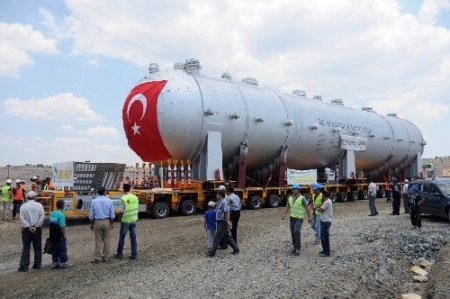 Nikel madeni çıkaracak dev kazan, köylüler tarafından çiçekle karşılandı