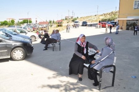 Öğrenciler sınavda, veliler dışarıda ter döktü