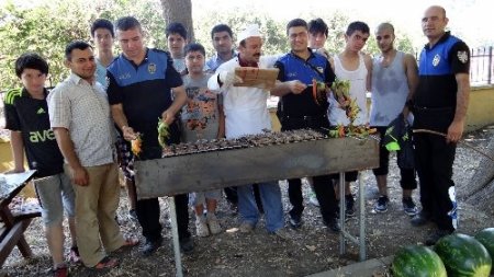 Öğrenciler ve polisler piknikte buluştu