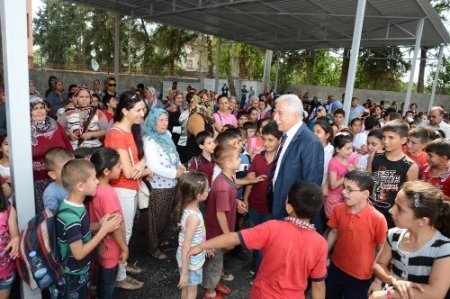 Okullarının bahçesi asfaltlanan öğrenciler, Aldırmaz’ı çiçeklerle karşıladı