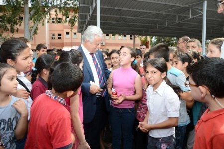 Okullarının bahçesi asfaltlanan öğrenciler, Aldırmaz’ı çiçeklerle karşıladı