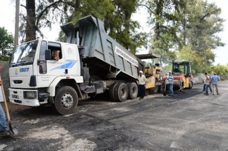 Okullarının bahçesi asfaltlanan öğrenciler, Aldırmaz’ı çiçeklerle karşıladı