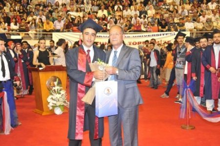 OMÜ Fen Edebiyat Fakültesi mezunları diplomalarını aldı