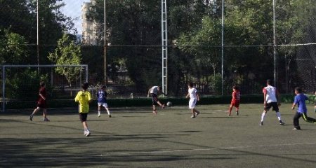 Önce Kur’an öğreniyorlar sonra futbol oynuyorlar