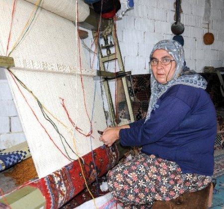 Örselli'de gençler tekstil fabrikalarına gidince, el dokuma halı üretimi düştü