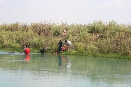 Otomobil kanala düştü, baba ve kızı boğuldu