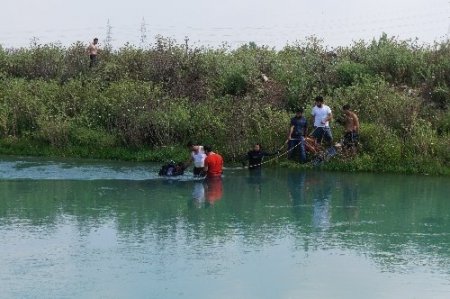 Otomobil kanala düştü, baba ve kızı boğuldu