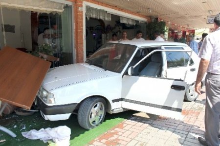 Otomobiliyle pide salonuna daldı