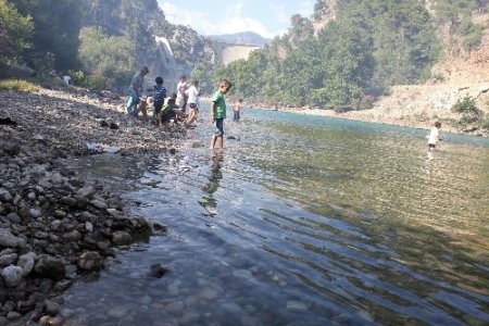 Oymapınar, doğal ortamda ailece piknik yapmak isteyenlerin akınına uğruyor