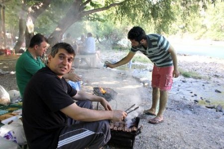 Oymapınar, doğal ortamda ailece piknik yapmak isteyenlerin akınına uğruyor