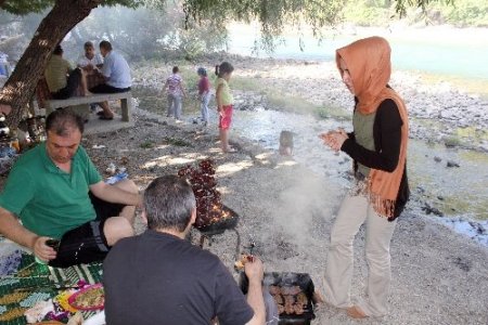 Oymapınar, doğal ortamda ailece piknik yapmak isteyenlerin akınına uğruyor