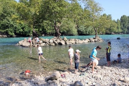 Oymapınar, doğal ortamda ailece piknik yapmak isteyenlerin akınına uğruyor