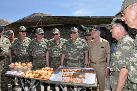 Özel’e ekmekli ‘Mehmetçik daima hazır’ sürprizi