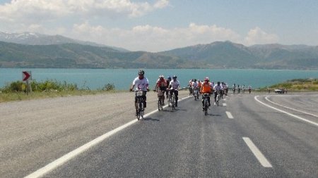 Pedal pedal Van Gölü’ne dikkat çekecekler