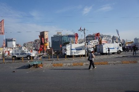 Polis, barikatları kaldırarak Taksim Meydanı’na çıktı