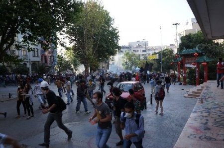 Polis, barikatları kaldırarak Taksim Meydanı’na çıktı