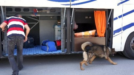 Polis, bomba ihbarı yapılan yolcu otobüsünü benzinliğe çekip aradı