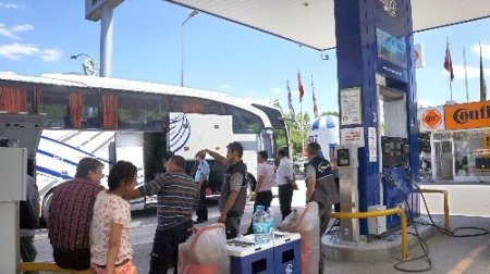 Polis, bomba ihbarı yapılan yolcu otobüsünü benzinliğe çekip aradı