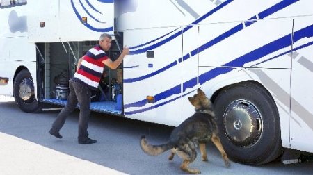 Polis, bomba ihbarı yapılan yolcu otobüsünü benzinliğe çekip aradı