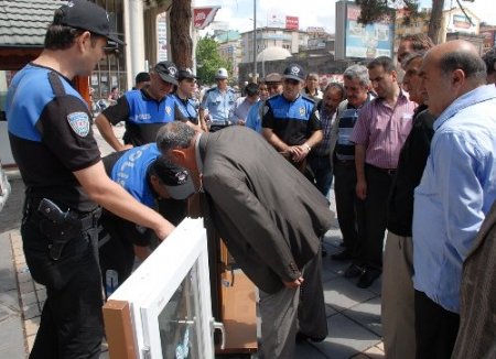 Polis, hırsızların yöntemini uygulamalı halka anlattı