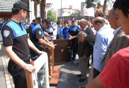 Polis, hırsızların yöntemini uygulamalı halka anlattı