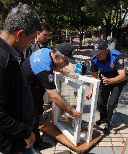 Polis, hırsızların yöntemini uygulamalı halka anlattı