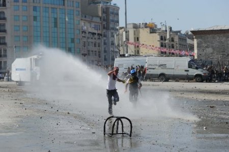 Polis, taşla saldıran gruplara biber gazı ile müdaha etti