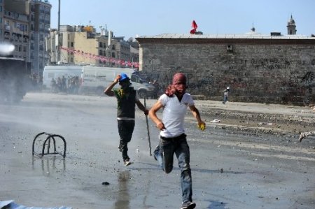 Polis, taşla saldıran gruplara biber gazı ile müdaha etti