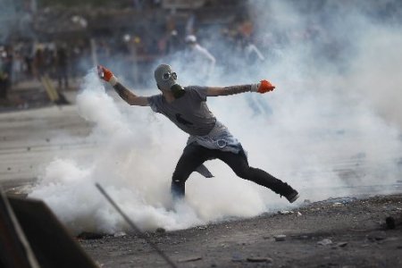 Polis, taşla saldıran gruplara biber gazı ile müdaha etti