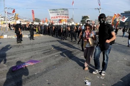 Polis, taşla saldıran gruplara biber gazı ile müdaha etti