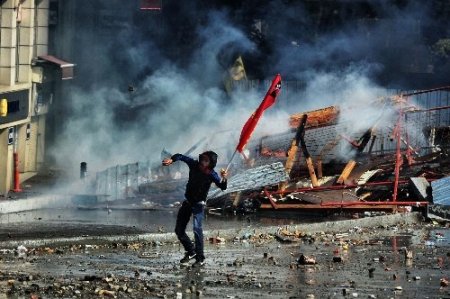 Polis, taşla saldıran gruplara biber gazı ile müdaha etti