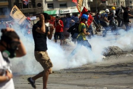 Polis, taşla saldıran gruplara biber gazı ile müdaha etti